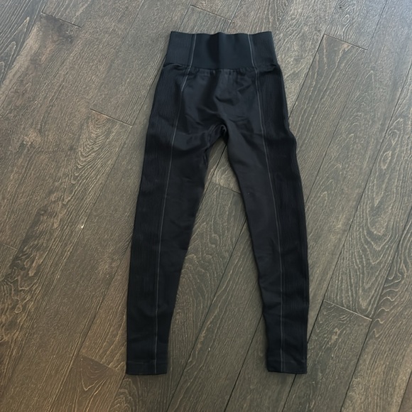 Women’s black GYMSHARK leggings - Picture 3 of 3